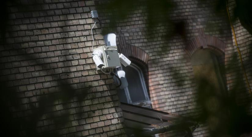 Vak kamerákkal ellenőrzik a kórházi dolgozókat, a tesztidőszakban nem lesz munkajogi következménye az így nyert adatoknak