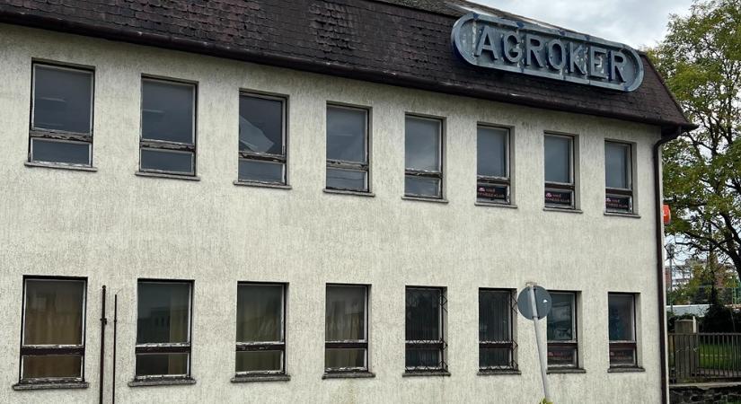 312 millió forintos kikiáltási áron árverezik el az egykor évi több száz millió forintos bevételt termelő VASI AGRO-CENTER Kft. épületét