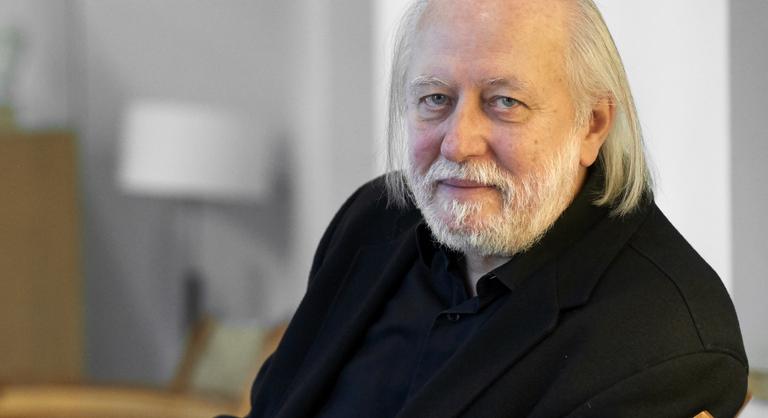 Előkerült egy apró újságkivágás, amely a fiatal Krasznahorkai Lászlót örökítette meg