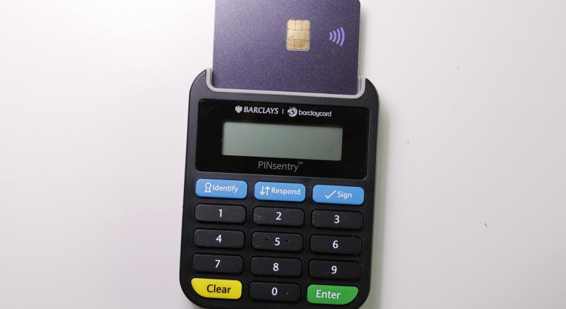 Így változik a fizetés a jövőben – szakértő mondta el a véleményét