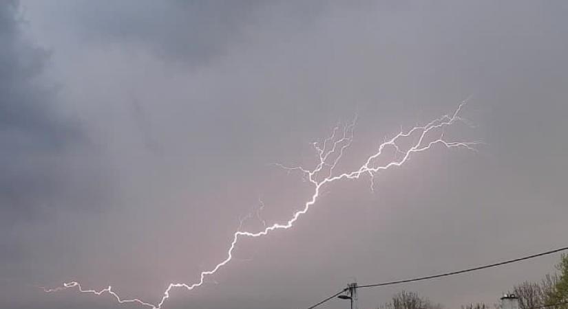 Narancs riasztást adtak ki Hajdú-Bihar megye több járásra a heves zivatarok veszélye miatt