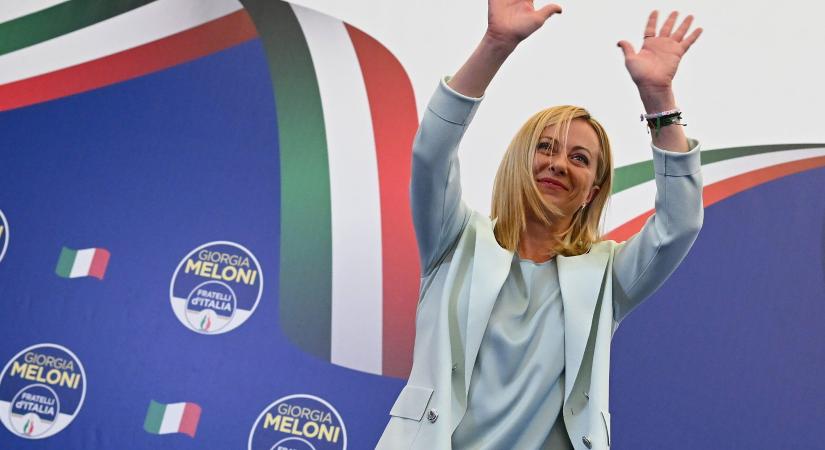 Három éve van kormányon Olaszországban a „gyönyörű, fiatal nő”