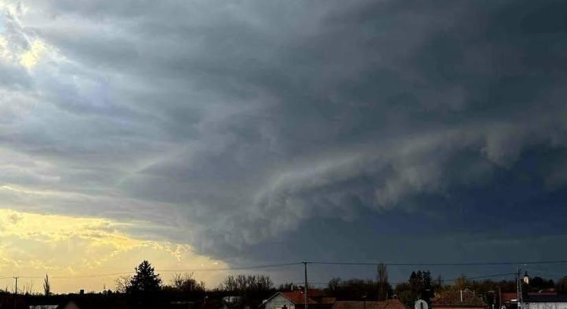 Szupercella érte el a hazai nagyvárost, kamion pótkocsiját borította fel az erős szél - videó