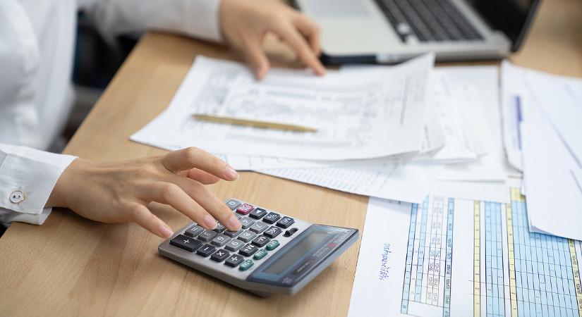 Jövőre megduplázódik az extraprofitadó, nem csak a bankokat fogja érinteni