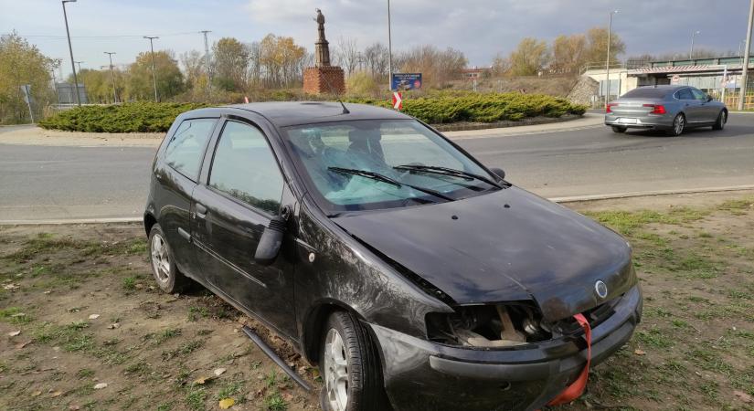 Egy ideig még nézegethetjük az összetört és az út mellett parkoló Fiatot