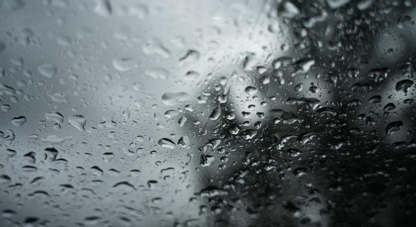 Riasztást adtak ki zivatarok, villámlás, jégeső miatt