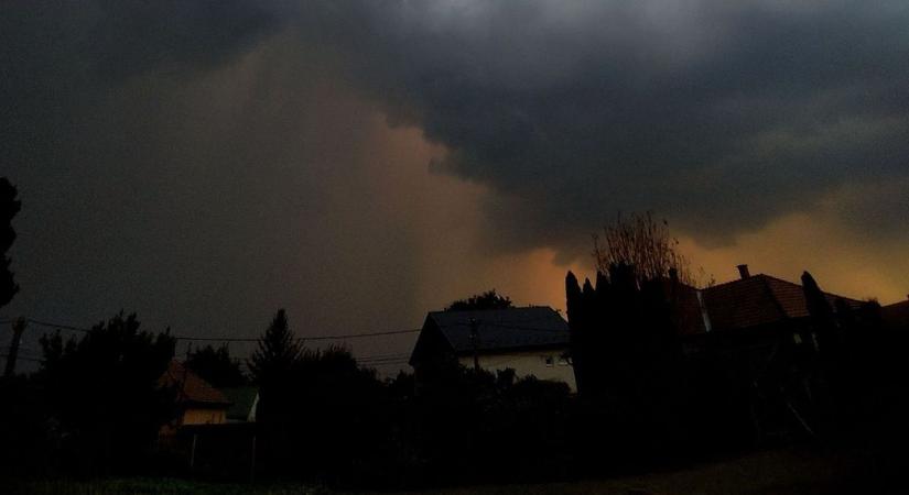 Félelmetes vihar tart Heves felé, ilyet rég nem láttunk novemberben! Ijesztő a radarkép