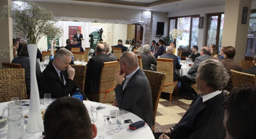 "Nincs veszett ügy, de vesztegetni való időnk sincs!" - hangzott el a vágsellyei Magyar Közügy konferencián