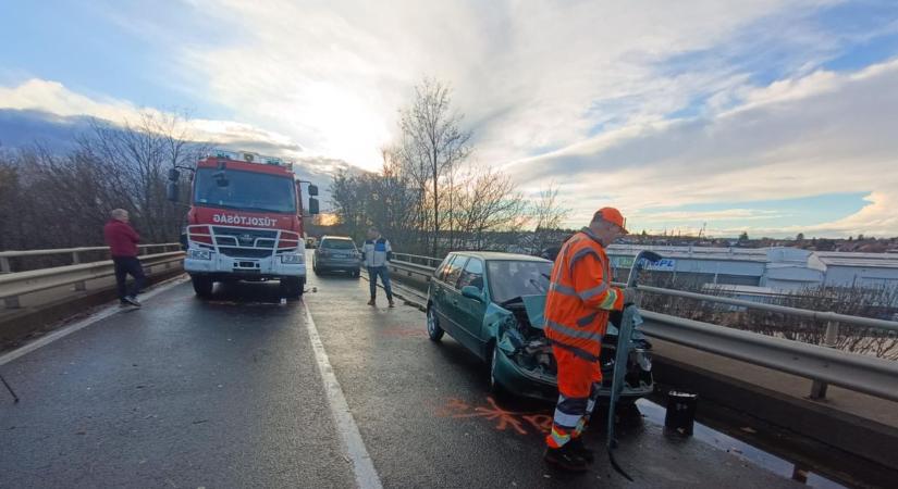 Súlyos baleset a 6-os főúton: egy autó a szemközti sávba sodródott és tűzoltóautóval ütközött (fotókkal)