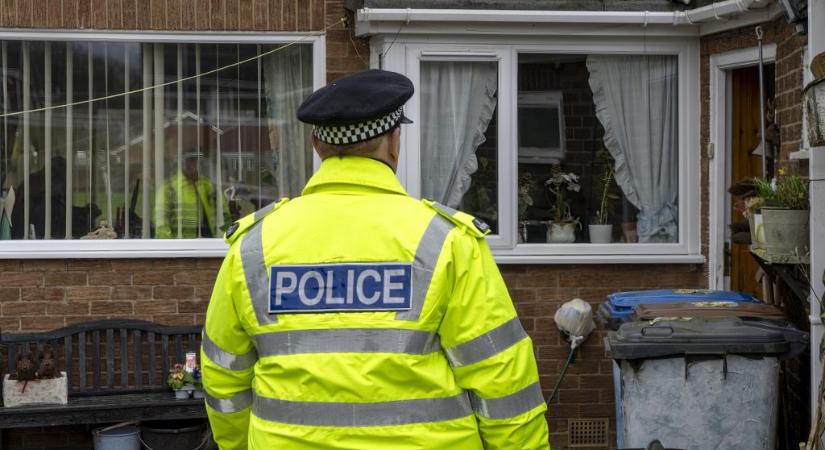 Privát szülői csoportba írt üzenet miatt tartóztatták le a brit házaspárt