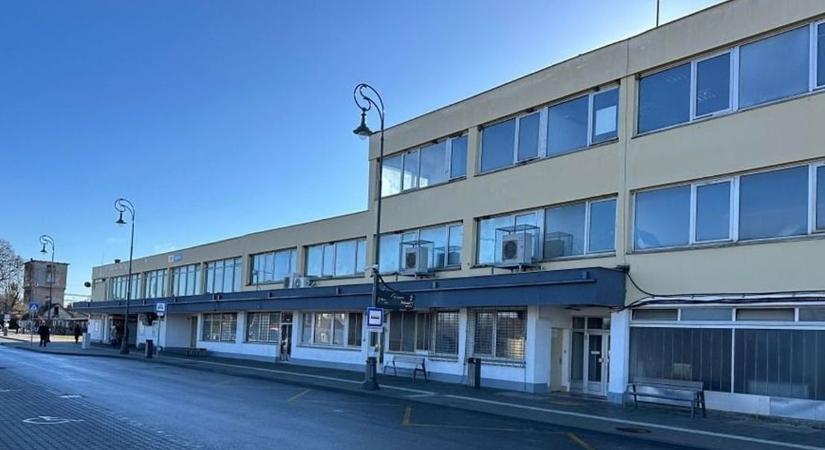 Feldühödött nő rúgta be a Fejér vármegyei vasútállomás ablakát (videó, fotó)