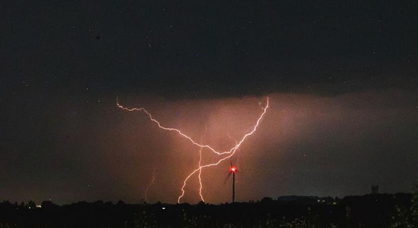 Kiadták a riasztást! Itt fog lecsapni a zivatar Somogyra