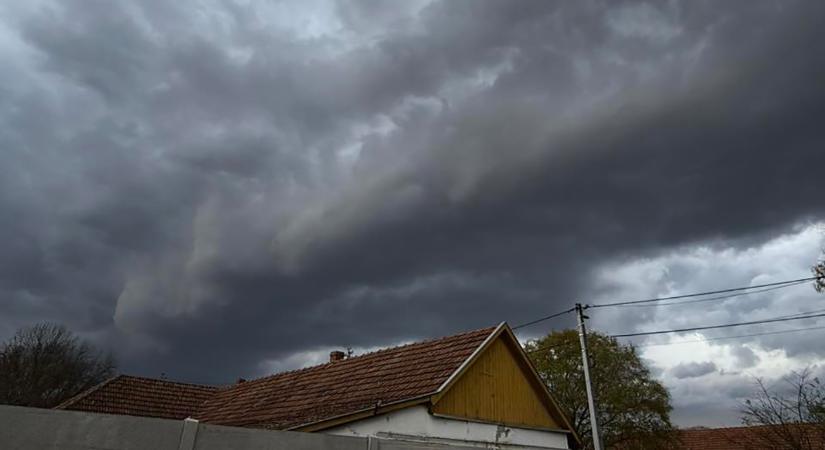 Égdörgés, villámlás, jégeső – erős széllel „berúgta az ajtót” a hidegfront