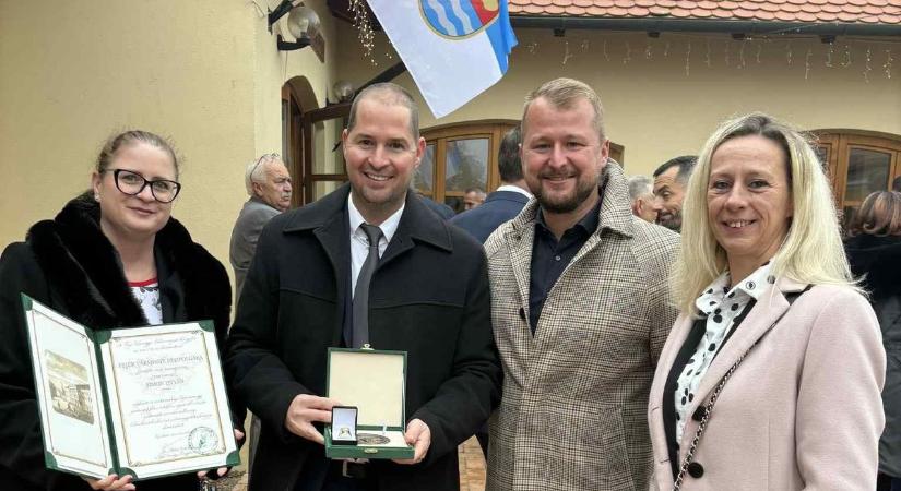 Megható gesztus: a néhai vállalkozó halála után kapta meg a vármegye legnagyobb kitüntetését