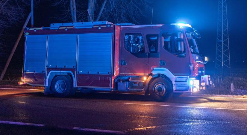 Két autó csapódott egymásba: tűzoltók vonultak az 5402-es útra