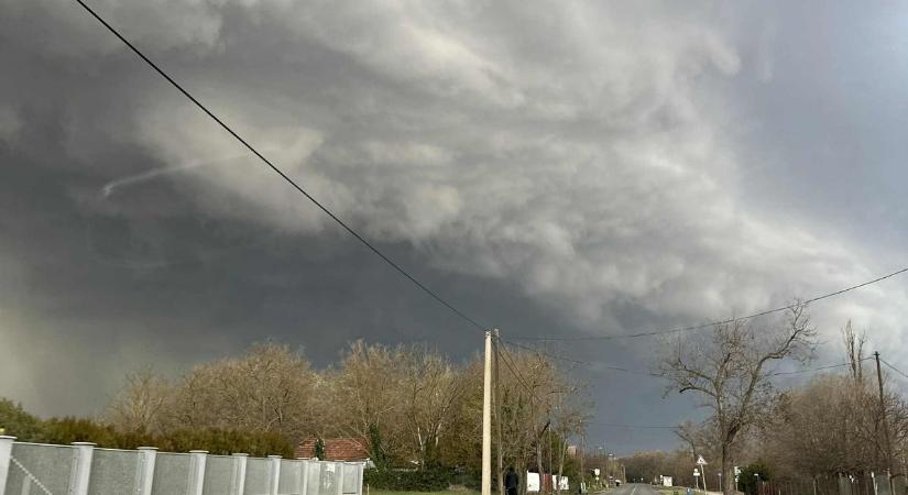 Viharkészültség: pusztító szelek és heves zivatarok söpörnek át Csongárd–Csanád vármegyén