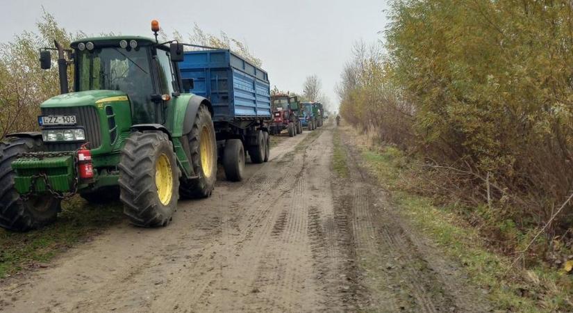 Osliban a külterületi utakon közösen dolgoztak a gazdák és az önkormányzat
