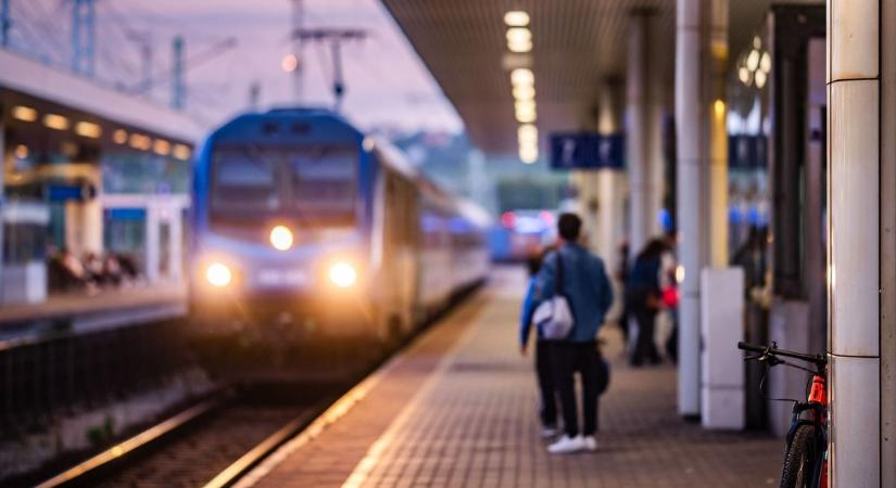 Életmentés a győrbe utazó szerelvényen, a vonaton élesztették újra az idős bácsit - fotó