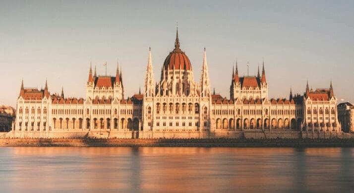 Brutális adócsomagot jelentett be a kormány – Több mint 230 ezer vállalkozás járhat jól