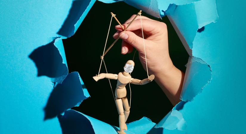 A látszat és a valóság: amikor az egyszemélyes show demokrácia-színházat játszik