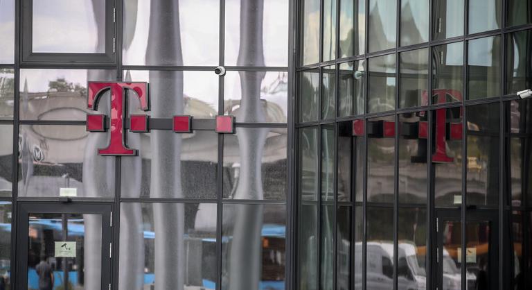 Leépítés és béremelés jön a Magyar Telekomnál