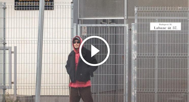 Megérkezett ByeAlex a rendőrségre, kihallgatták – FOTÓK