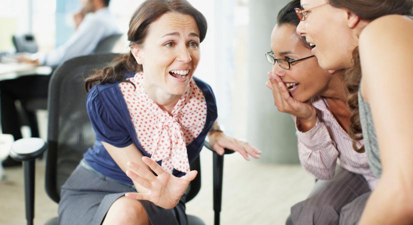 3 vészjósló jel, hogy a munkatársad megpróbál „kifúrni” téged a helyedről