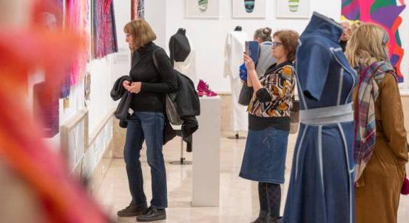 Találkozások a textil művészetével: művészvezetések a TŰRÉSHATÁR kiállításon