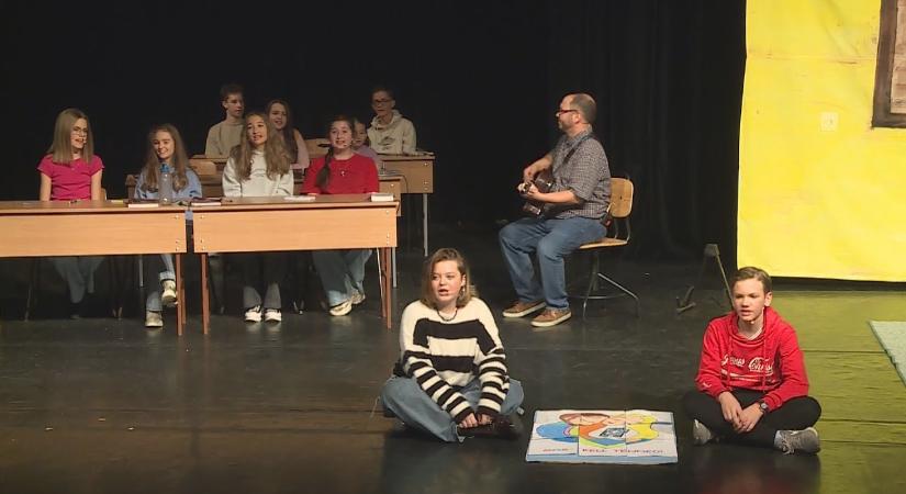 Életképes – Az első paksi zenés színdarab