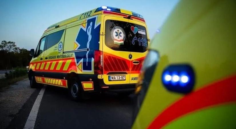 Árokba borult egy autó, a mentőket is riasztották a helyszínre