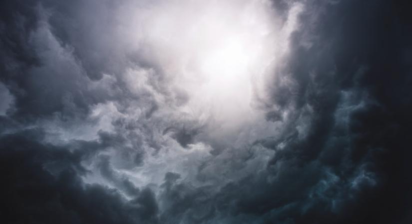 Kiadták a másodfokú riasztást: orkánközeli szél tépázza az országot