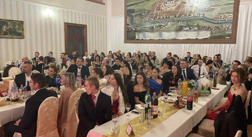 Tizenhatodik alkalommal ragyogott az ICS Katalin-bál