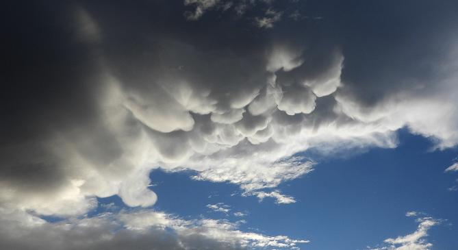 Mammák cifrázták a viharos eget