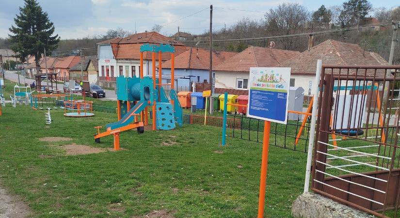 A játszóteret átadták, jövő tavaszra a többfunkciós pálya is elkészül Bajtán