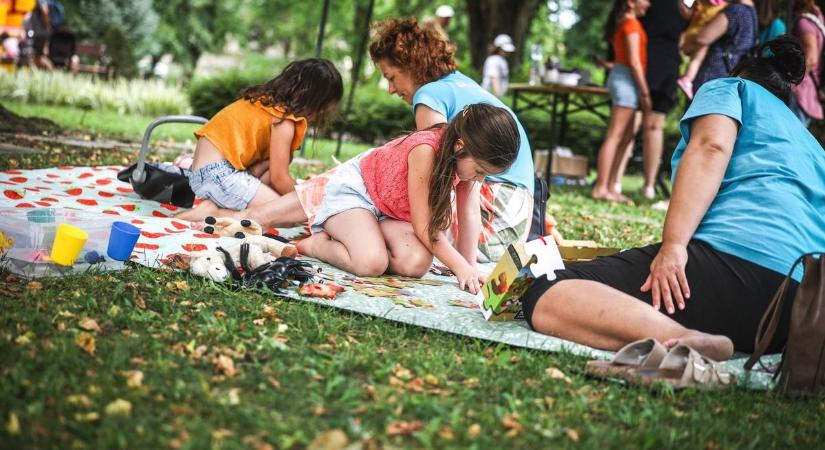 A küzdelem csodája: tenyérnyi babákból 23 éves felnőttekké nőttek az ostorosi koraszülött ikrek