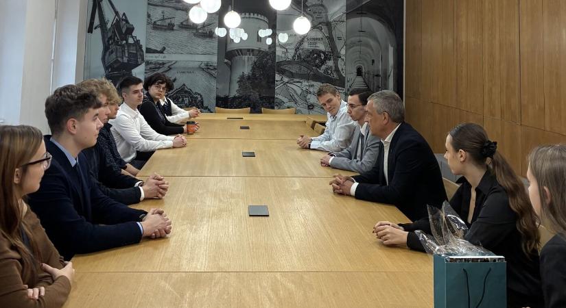 A diákönkormányzat vezetőit fogadták a komáromi városházán