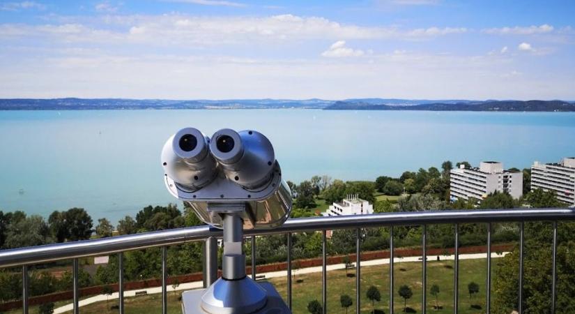 Életbe lépett az önazonossági rendelet – 2 százalékot kell fizetni az ingatlanvásárlóknak ebben a Balaton-parti városban