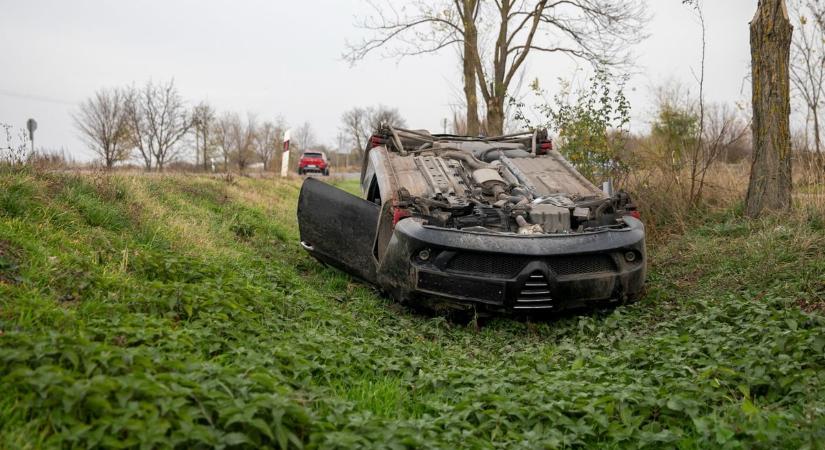 Súlyos a helyzet: felborult egy autó hétfő délután, egy ember beszorult a járműbe