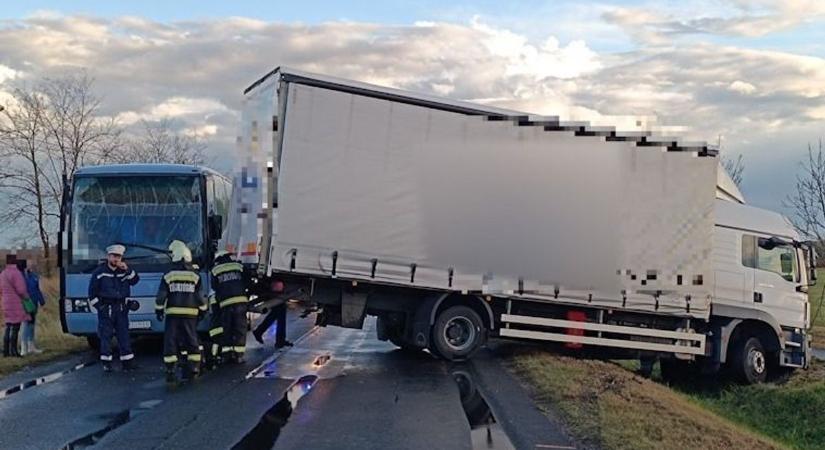 Kamion és busz ütközött az 53-as főúton, képeken mutatjuk a baleset helyszínét