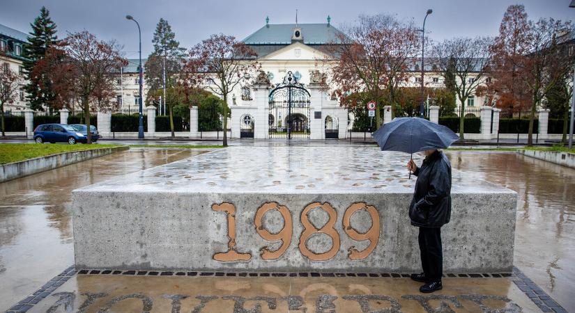 Felavatták a bársonyos forradalom emlékművét Pozsonyban