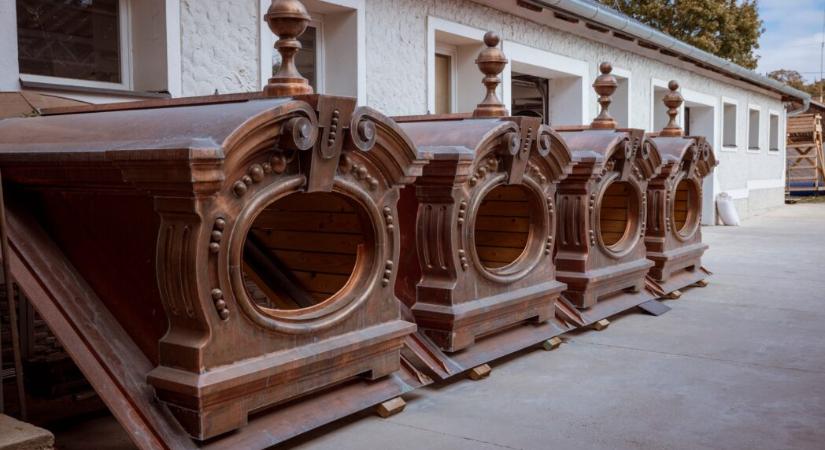 Hamarosan elkészülnek a Budavári Palota díszműbádogos elemei