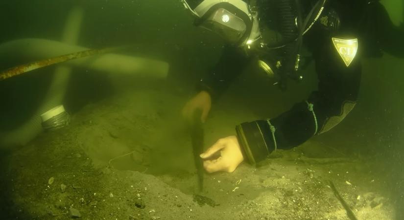 Lenyűgöző középkori fegyvereket emeltek ki egy tó mélyéről – videó