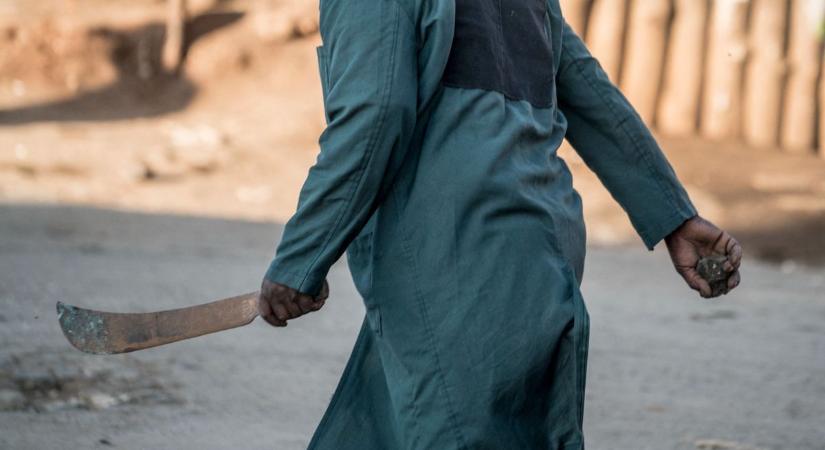 Brutális: 17 éves lányt védelmezett az éjjeliőr a migránsbandák ellen, levágták az ujjait