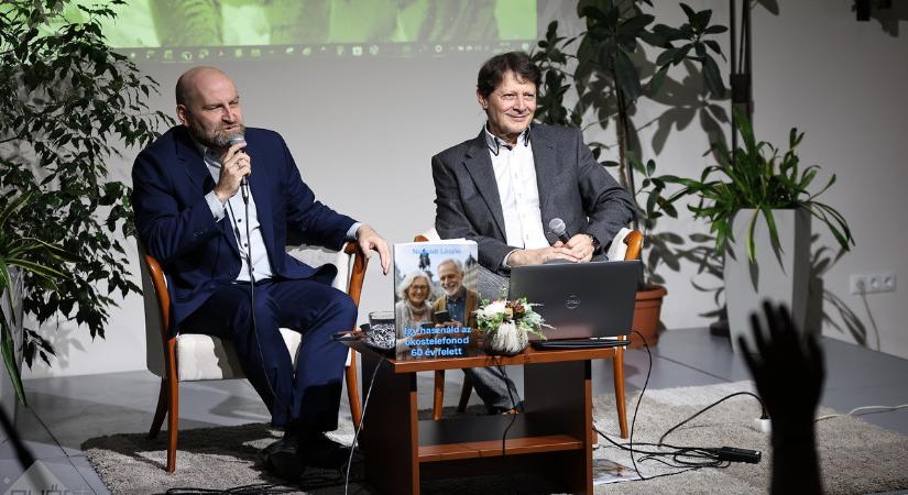 Hiánypótló kiadvány : Az okostelefon használatáról idősebbeknek