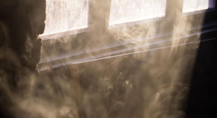 Percek alatt borult lángba egy lakás Szegeden, ömlött a füst az ablakokból