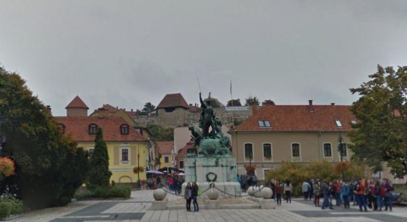 Eger szociális munkásai kirekesztésről, a polgármester politikai megosztásról ír