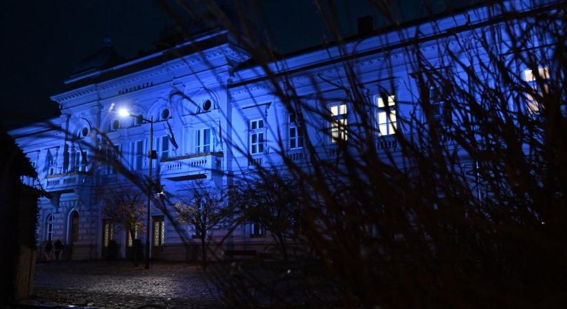 Szolnok ma lilában mutatja meg, miről szól november 17-e – galériával