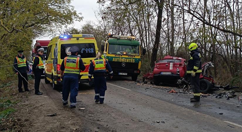 Az ütközés erejétől kirepült a motor a kocsiból – halálos baleset történt