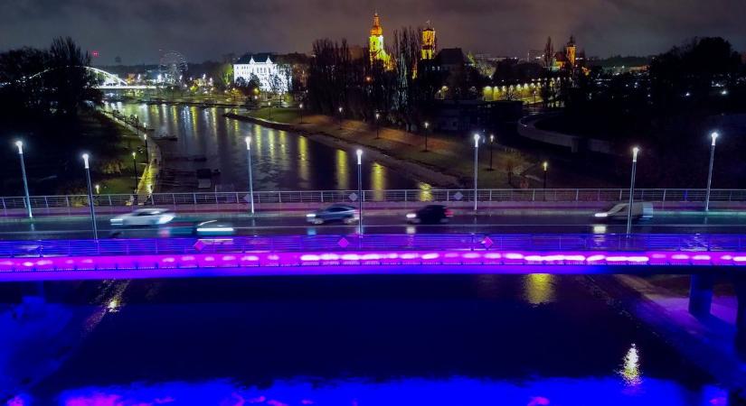 Koraszülöttek Világnapja: négy épület öltözött lilába hétfő este Győrben - fotók