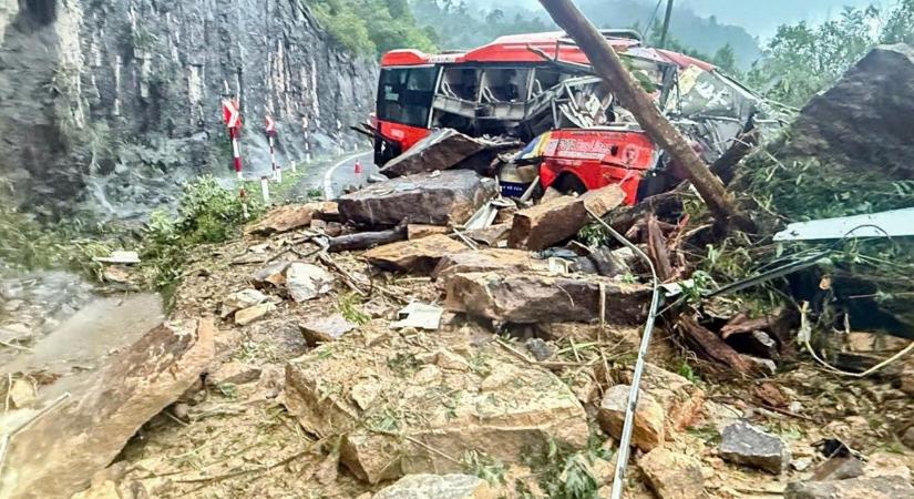 Fotók a földcsuszamlás miatt lezuhanó sziklákról: összeroncsolódott egy autóbusz, halottak Vietnámban